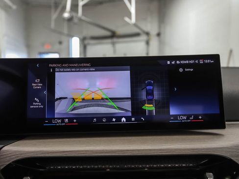 Certified 2025 BMW 330i xDrive Sedan w/ Convenience Package image 16