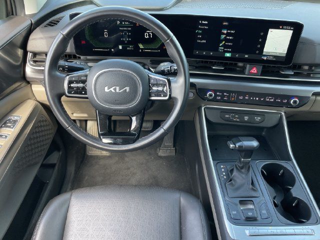 Used 2025 Kia Carnival FWD image 10