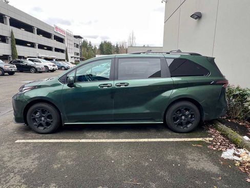 Certified 2025 Toyota Sienna XLE Woodland Edition image 4
