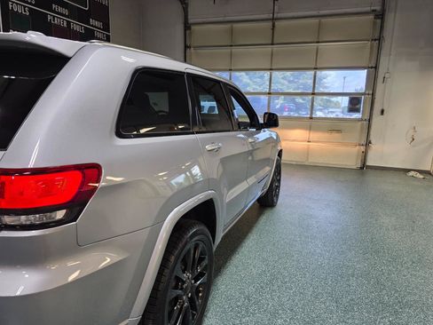 Used 2019 Jeep Grand Cherokee Altitude AWD/4WD image 6