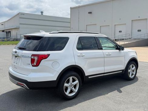 Used 2016 Ford Explorer XLT w/ Equipment Group 202A AWD/4WD image 4