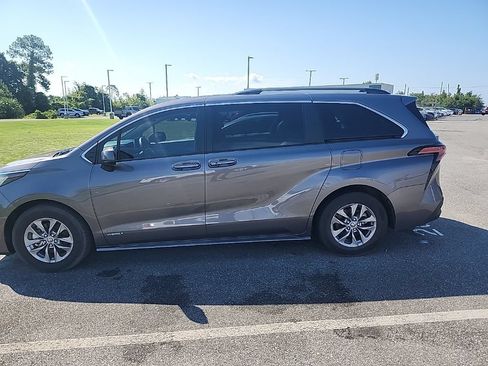 Used 2021 Toyota Sienna LE FWD image 12