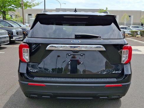 Used 2023 Ford Explorer XLT AWD/4WD image 5