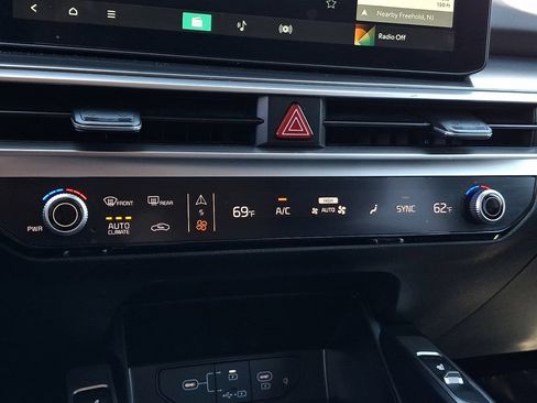 Used 2024 Kia Sorento S w/ Panoramic Sunroof Package FWD image 16
