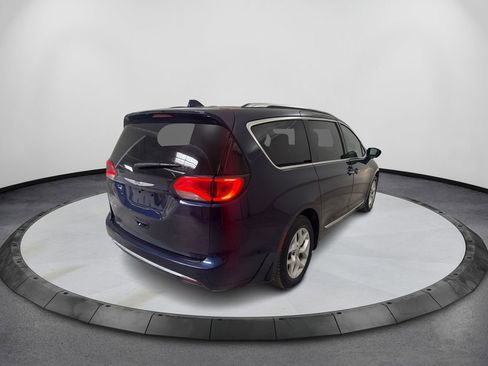 Used 2018 Chrysler Pacifica Touring-L Plus w/ Tire & Wheel Group image 5