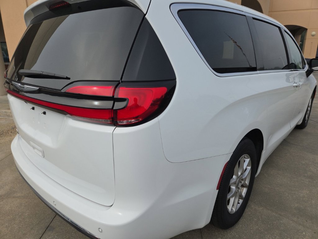 Used 2024 Chrysler Pacifica Touring-L FWD image 15