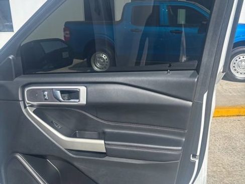 Used 2021 Ford Explorer XLT w/ Equipment Group 202A image 6