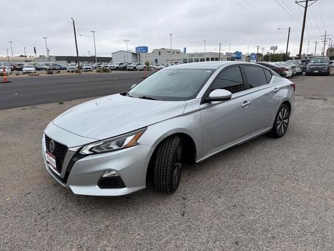 Used 2022 Nissan Altima 2.5 SV w/ SV Premium Package FWD image 2