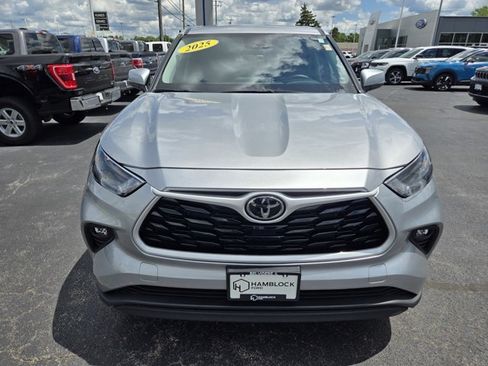 Used 2025 Toyota Highlander LE FWD image 3