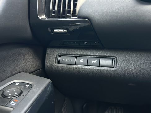Used 2025 Nissan Pathfinder SV w/ SV Premium Package FWD image 30