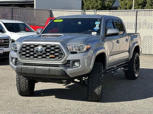 Used 2018 Toyota Tacoma TRD Sport w/ Technology Package image 8