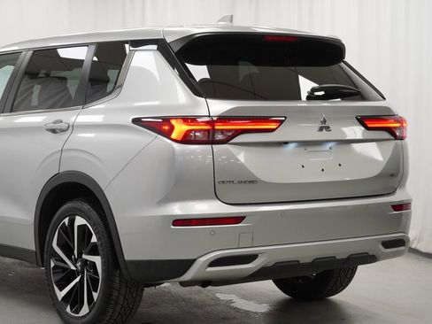 Used 2024 Mitsubishi Outlander SE image 13