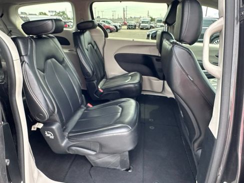 Used 2023 Chrysler Pacifica Touring-L FWD image 11