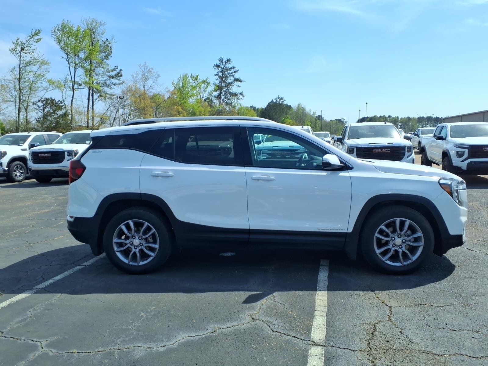 Used 2023 GMC Terrain SLT FWD image 3
