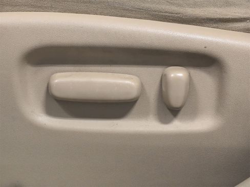 Used 2013 Toyota Highlander Plus image 18