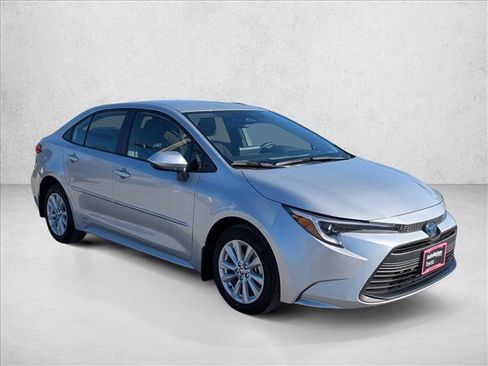 Used 2025 Toyota Corolla LE w/ LE Premium Package image 3