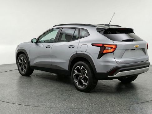 Used 2025 Chevrolet Trax LT w/ LT Convenience Package FWD image 6
