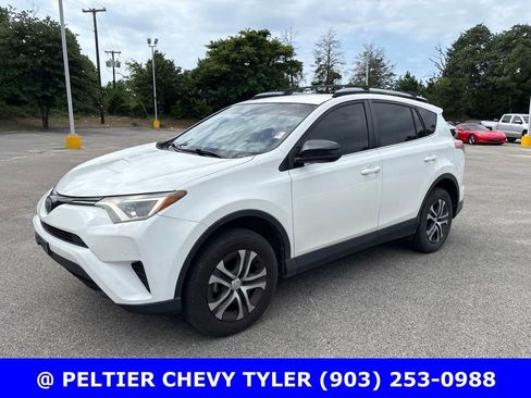 Used 2018 Toyota RAV4 LE FWD image 3