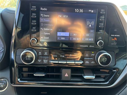 Used 2022 Toyota Highlander LE image 27