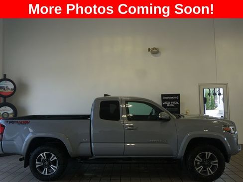 Used 2019 Toyota Tacoma TRD Sport AWD/4WD image 2