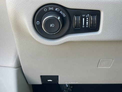 Used 2024 Chrysler Pacifica Touring-L FWD image 31