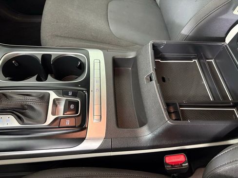 Used 2022 Kia Carnival LX image 30