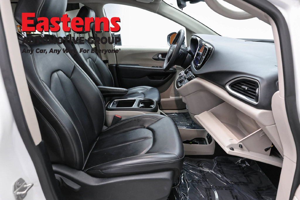 Used 2023 Chrysler Pacifica Touring-L FWD image 25