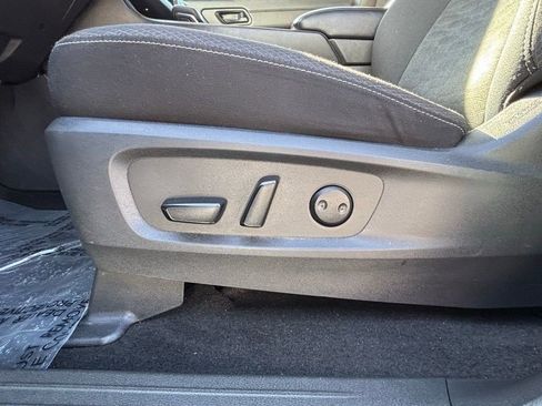 Used 2024 Nissan Pathfinder SV image 11