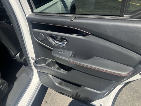 Used 2025 Honda Pilot TrailSport image 14