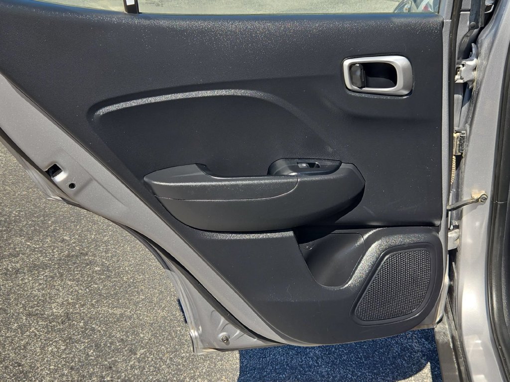 Used 2025 Hyundai Venue SEL FWD image 27