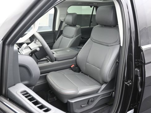 New 2025 Ford Expedition Active image 8