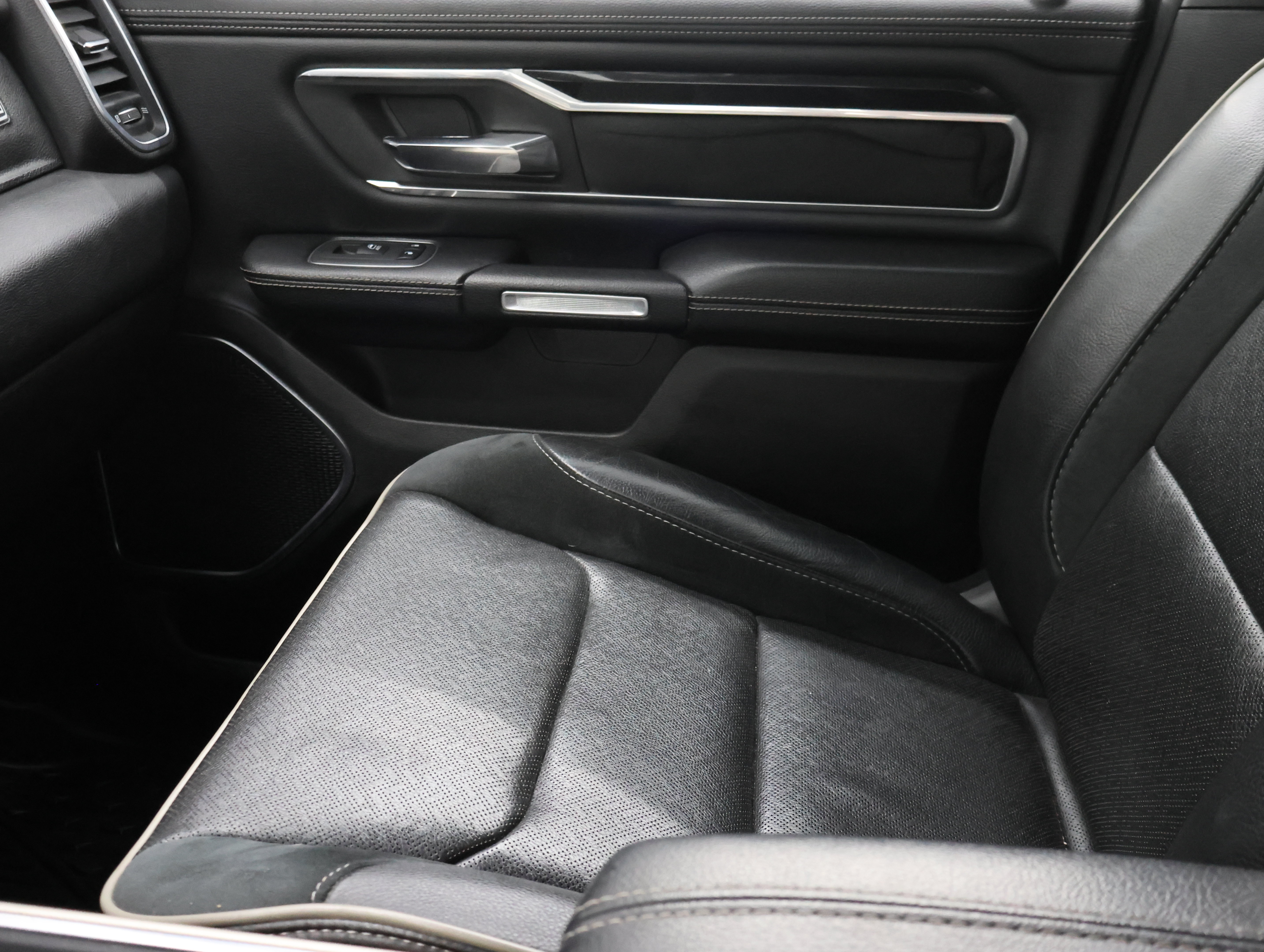 Used 2019 RAM 1500 Laramie w/ Sport Appearance Package AWD/4WD image 12