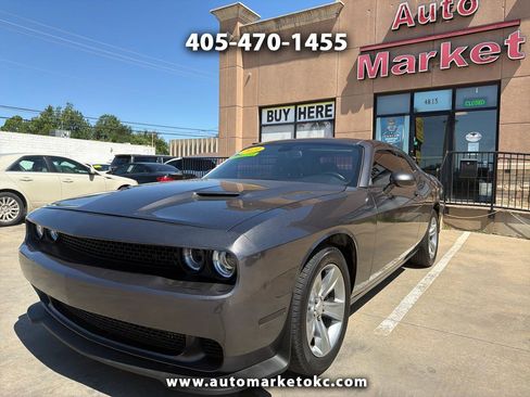 Used 2019 Dodge Challenger SXT RWD image 1