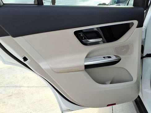 Used 2025 Mercedes-Benz GLC 350e 4MATIC image 17