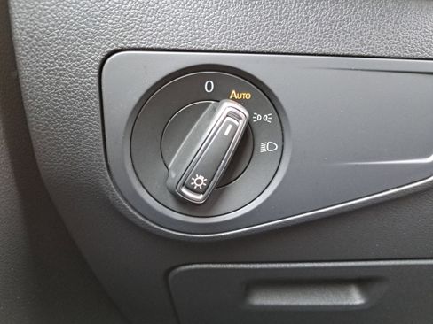 Used 2021 Volkswagen Tiguan SE image 25