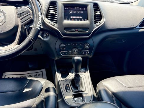 Used 2019 Jeep Cherokee Latitude Plus FWD image 17