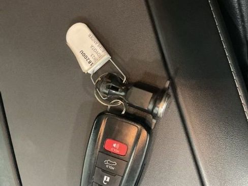 Used 2023 Toyota Highlander XLE image 23