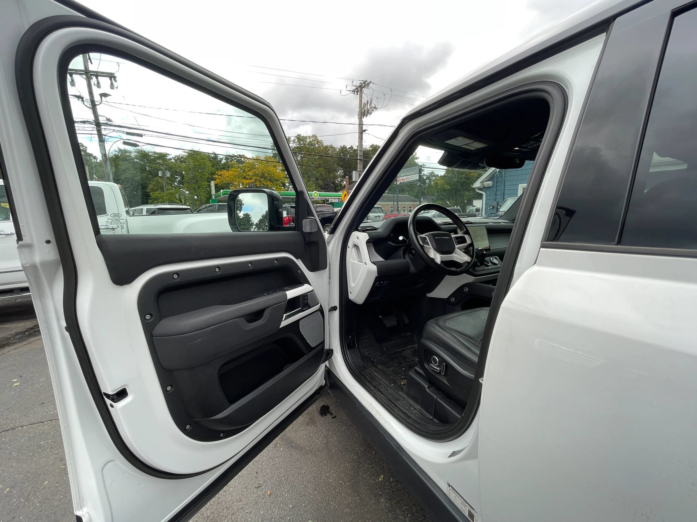 Used 2023 Land Rover Defender 130 SE AWD/4WD image 9