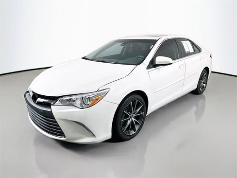 Used 2017 Toyota Camry XSE image 3