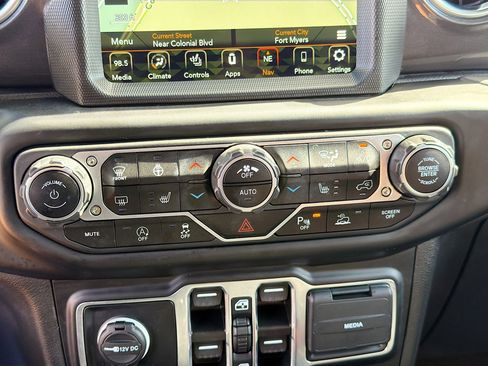 Used 2022 Jeep Wrangler Unlimited Sahara image 30