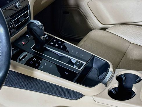 Certified 2024 Porsche Macan AWD/4WD image 23