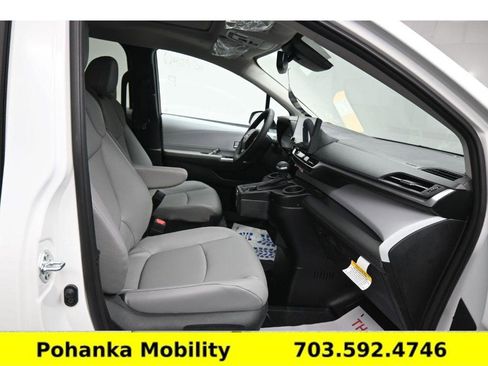 Used 2026 Toyota Sienna XLE FWD image 22