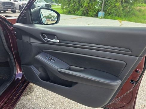 Used 2024 Nissan Altima 2.5 SV FWD image 15