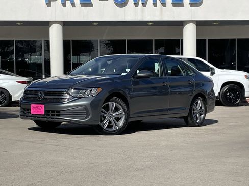 Used 2024 Volkswagen Jetta SE image 1