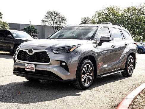 Used 2025 Toyota Highlander XLE image 9