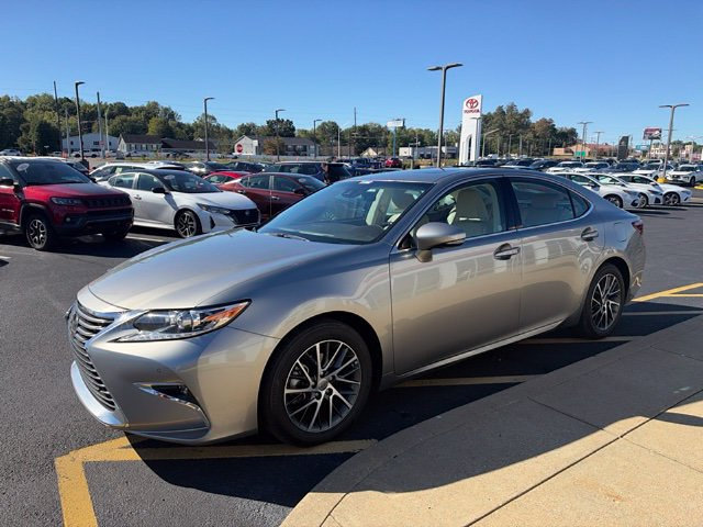 Used 2017 Lexus ES 350 w/ Luxury Package FWD image 2
