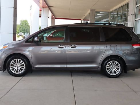 Used 2014 Toyota Sienna XLE w/ XLE Premium Package FWD image 4