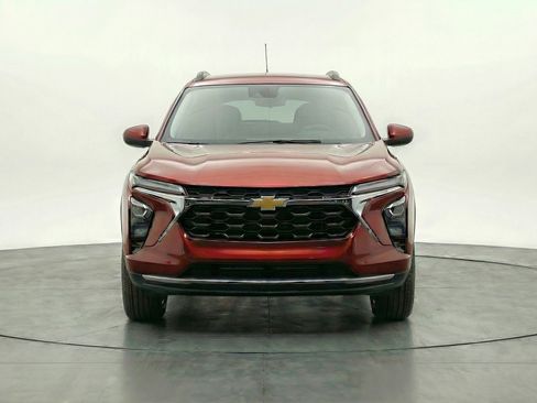 Used 2025 Chevrolet Trax LT image 2