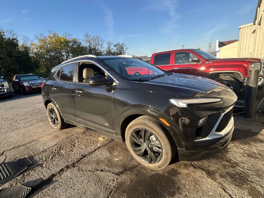 Used 2025 Buick Encore GX Sport Touring w/ Advanced Technology Package FWD image 1
