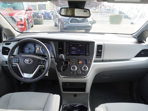 Used 2018 Toyota Sienna LE image 28